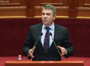Ministri i Energjise dhe Tregtise, Damian Gjiknuri, duke folur gjate nje seance parlamentare, ku po shqyrtohet nen per nen dhe me pas te miratohet buxheti 2014.