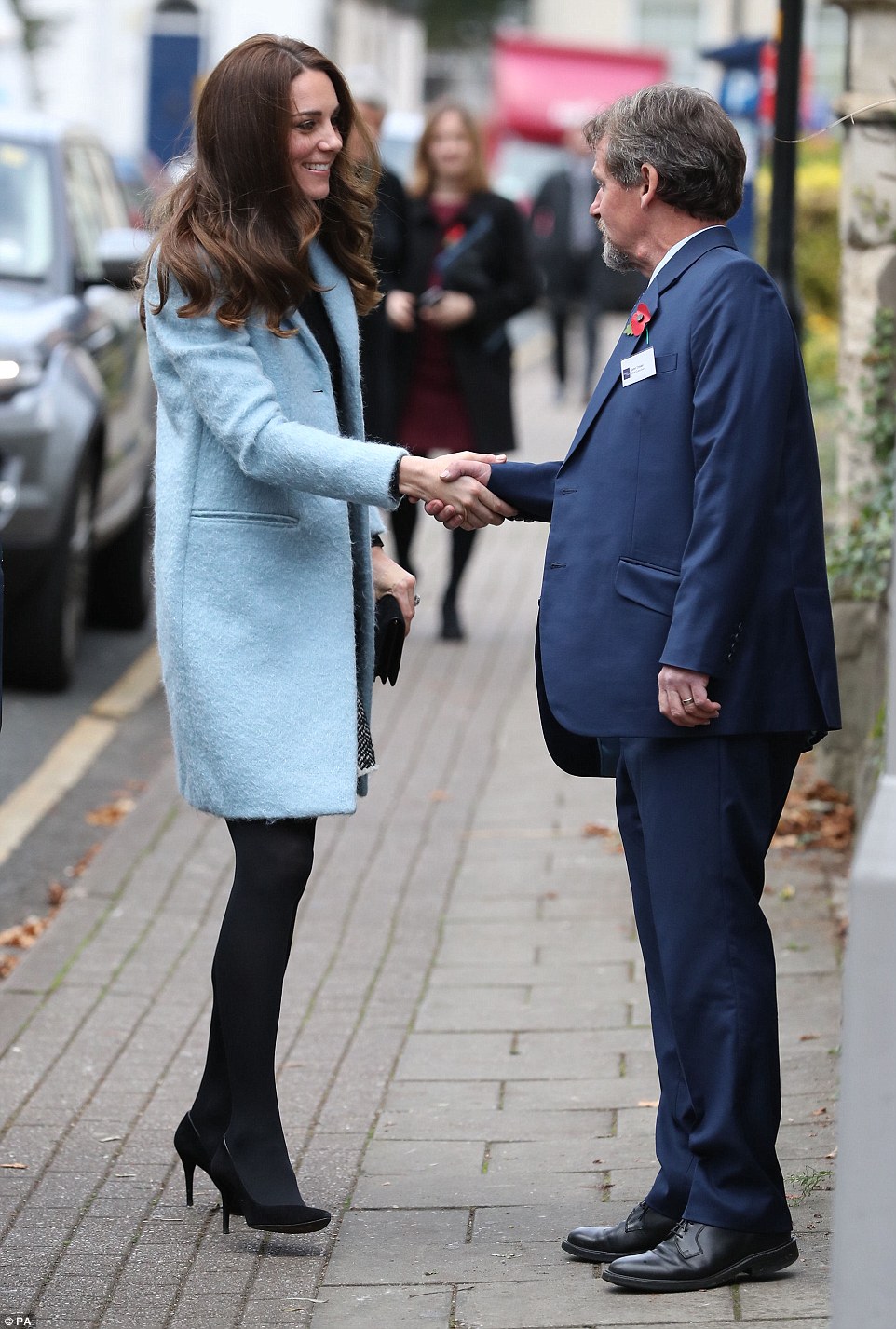3a10129e00000578-3904856-the_duchess_of_cambridge_wrapped_up_warm_in_a_baby_blue_mulberry-m-24_1478263524101-1
