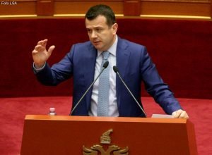 Deputeti i PS Taulant Balla, duke folur gjate nje seance parlamentare, ku opozita ka kerkuar ngritjen e nje komisioni hetimor per verifikimin e ligjshmerise se emerimeve ne administraten shteterore.