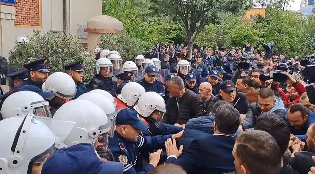 Protesta para bashkisë së Tiranës/ Nis vala e hakmarrjes së pushtetit, arrestohen tre protestues