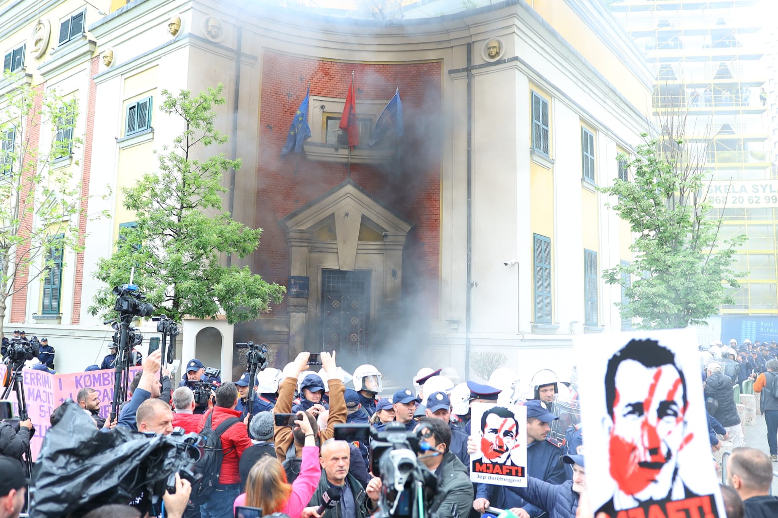 FOTOLAJM/ ‘Digjet’ Bashkia e Tiranës, protestuesit përplasen me policinë