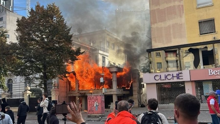 Protestuesit djegin IUTE-n tek rruga e Durrësit