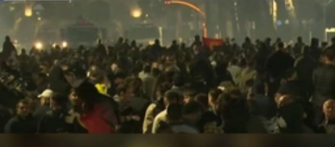 Rama jep dorëheqjen’/ Mbi 8 orë në sheshet e Tiranës, numri i protestuesve rritet