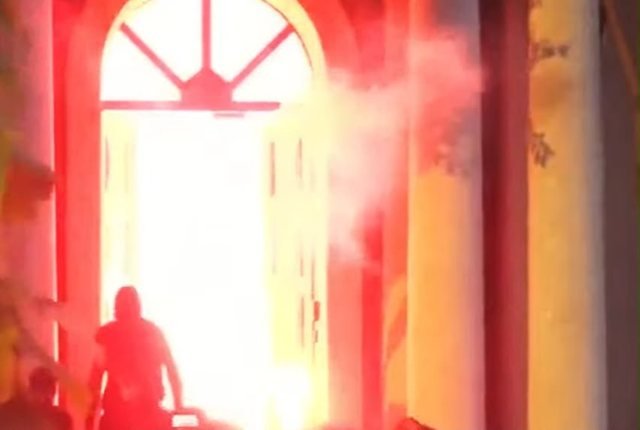 Thyhet dera e Kryesisë së Kuvendit, protestuesit ndezin zjarr