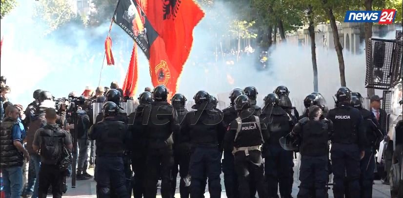 Protestat/ Rreth 1 mijë pedagogë firmosin peticionin: Rama të dorëhiqet! Nga dhëndri Malltezi te Argita Berisha, mes...